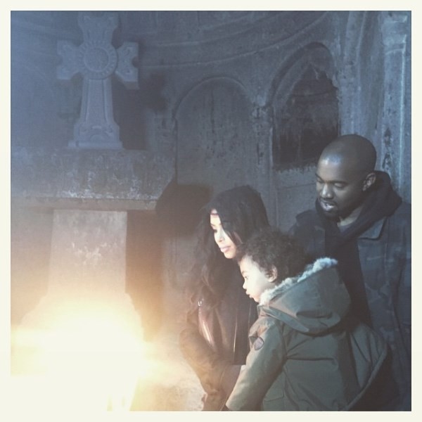 Kim, Kanye a North v kostole v Arménsku